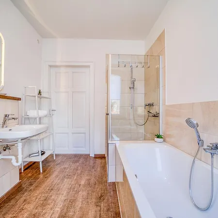 Krh - Ruhige Lage - Nahe Zentrum Und Bahnhof - Parkplatz Apartment *